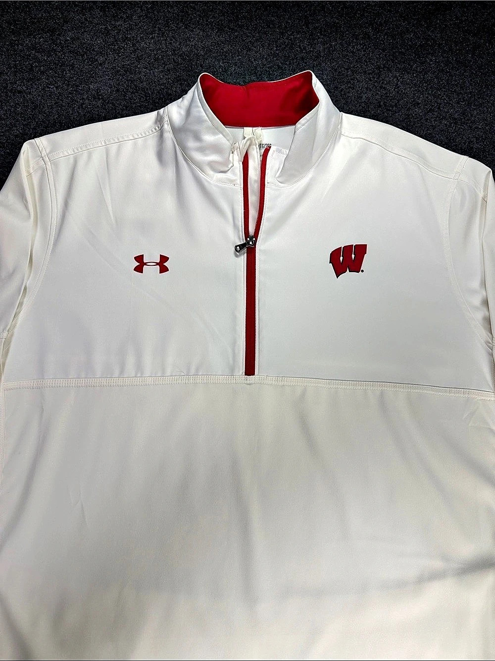 Under Armour Wisconsin Badgers Quarter Zip 2XL Pullover Good Condition Sporty.